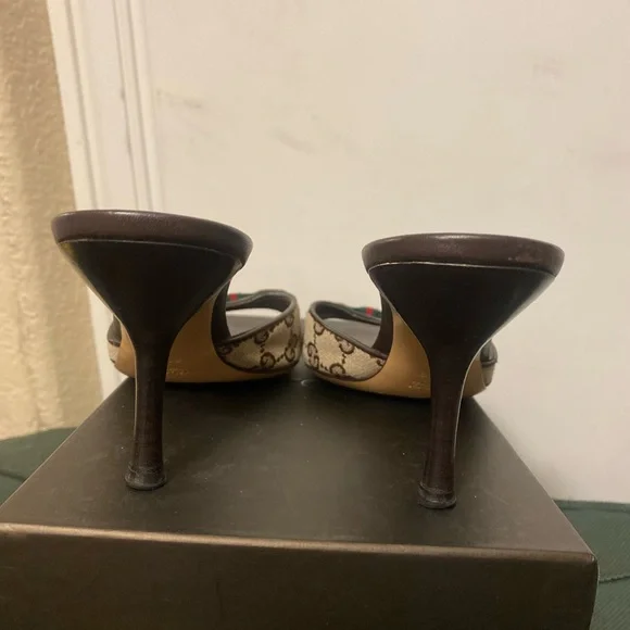 Gucci Women's Brown Heels with Red and Green Bow - Picture 5 of 10